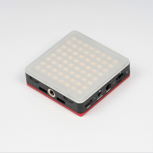 Компактный накамерный светодиодный осветитель FST SMPL-6 